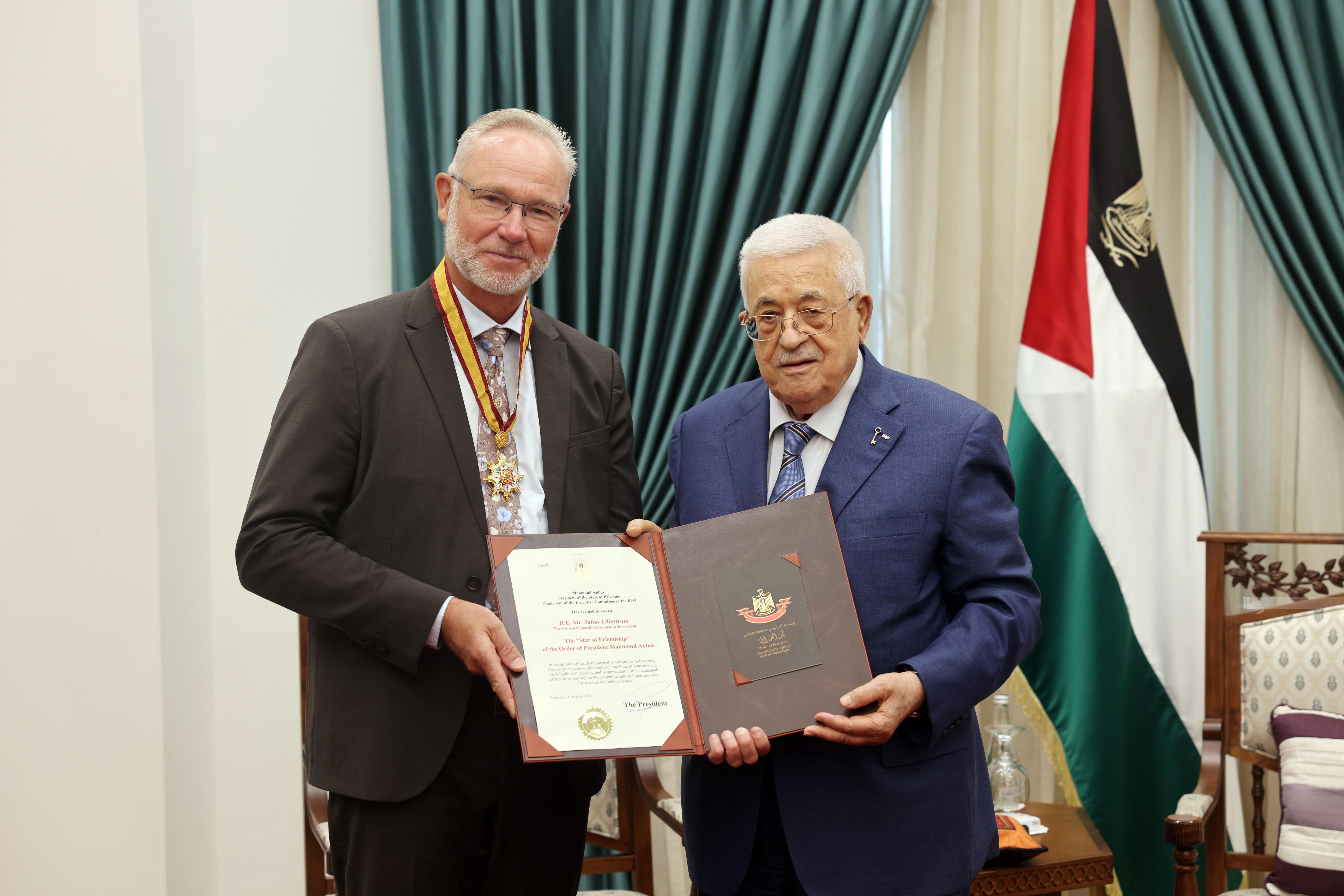 الرئيس يمنح القنصل العام السويدي في القدس "نجمة الصداقة" من وسام الرئيس